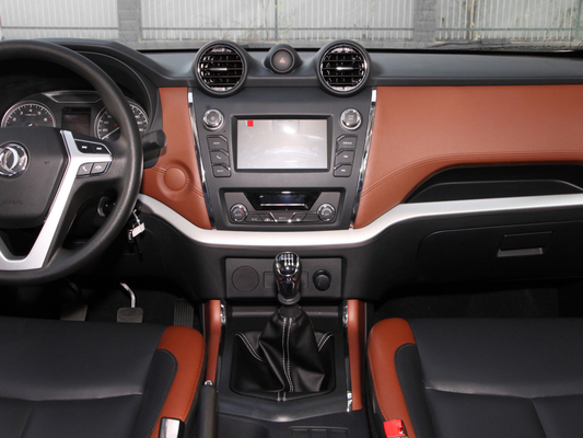 家族のキャンプのためのターボ エンジンRWD 4のドアSUVの小型トラックDONGFENG