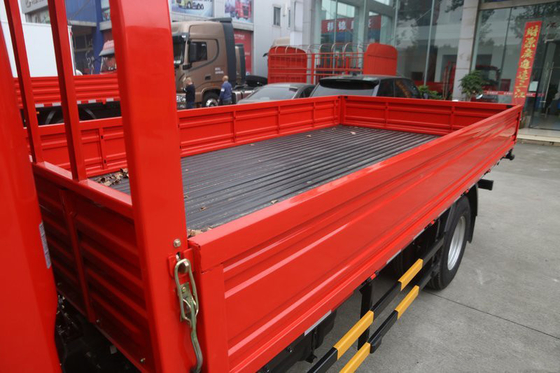DONGFENGはYUCHAIエンジンのユーロ2のEuro6放出コラムの版ライト貨物トラックをトラックで運ぶ