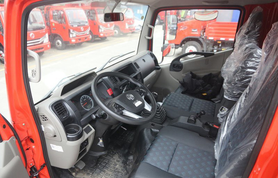 Diesel BoxヴァンCargo Truck GVW 5.5 - 7.5Tタクシーの幅2030mm YUCHAIエンジン