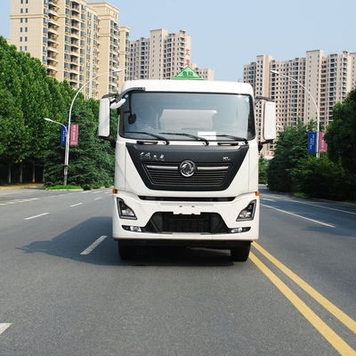 DONGFENGのディーゼル機関車の輸送は8x4 27 CBM 400 HP GVW 32000KGをトラックで運ぶ